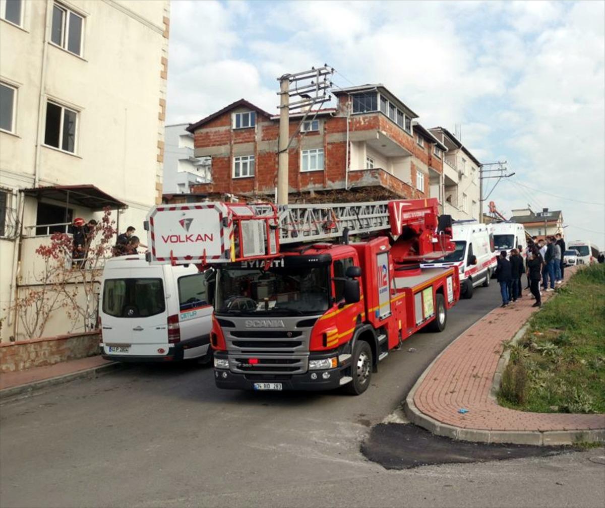 Kocaeli'de evde &ccedil;ıkan yangında 7 kişi dumandan etkilendi