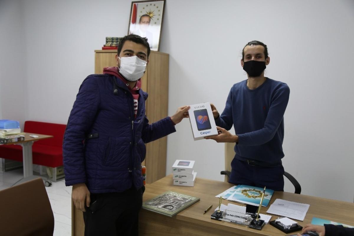 Kazananlara tablet &ouml;d&uuml;l&uuml; verildi