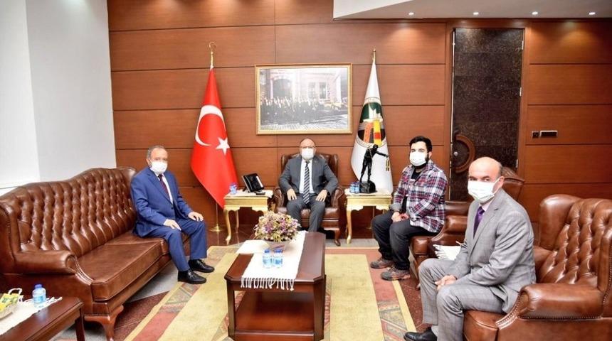 Türkiye’nin ilk cep uydusunun maketini takdim ettiler