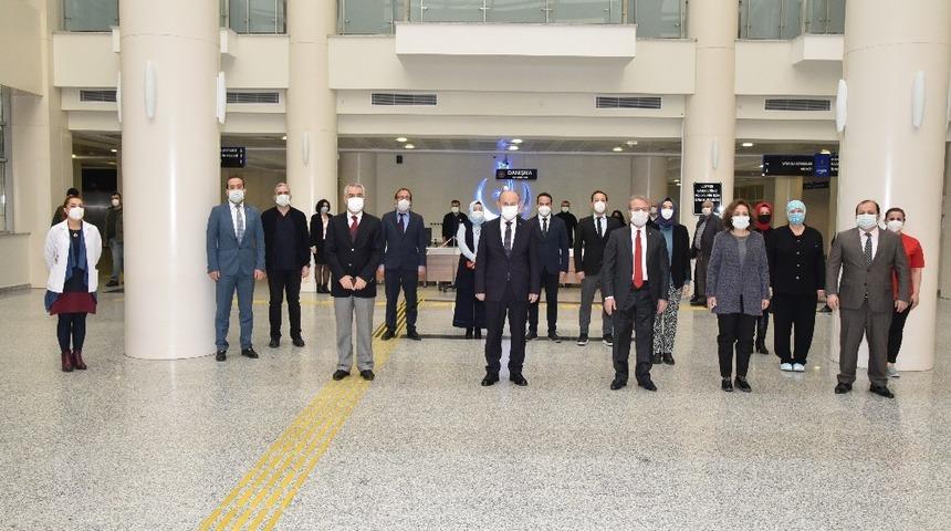 Vali Karadeniz, pandemi hastanesinde bilgi aldı