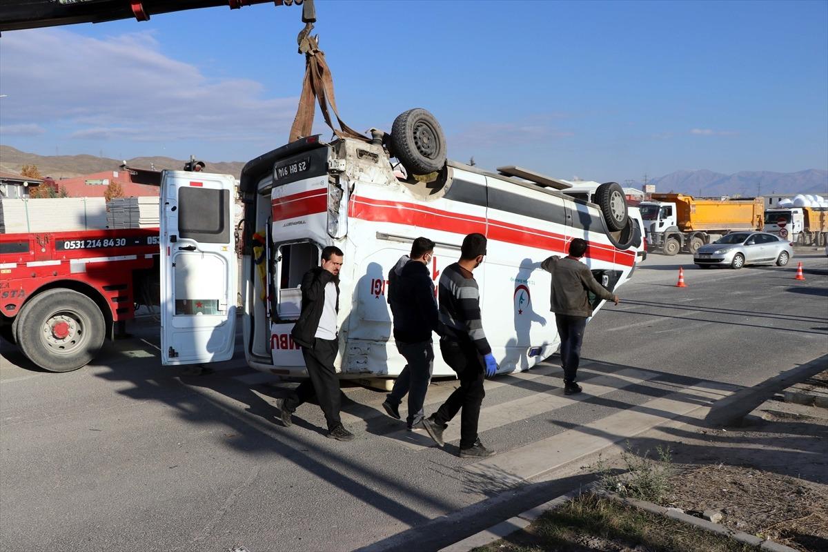 Elazığ'da ambulansla hafif ticari ara&ccedil; &ccedil;arpıştı: 4 yaralı
