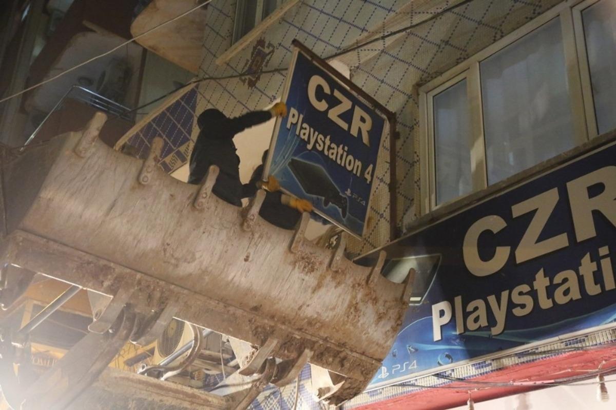 Cizre&rsquo;de izinsiz asılan tabelalar s&ouml;k&uuml;l&uuml;yor