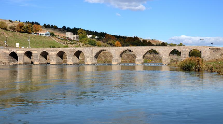 On Gözlü Köprü Diyarbakır: Dicle Köprüsü