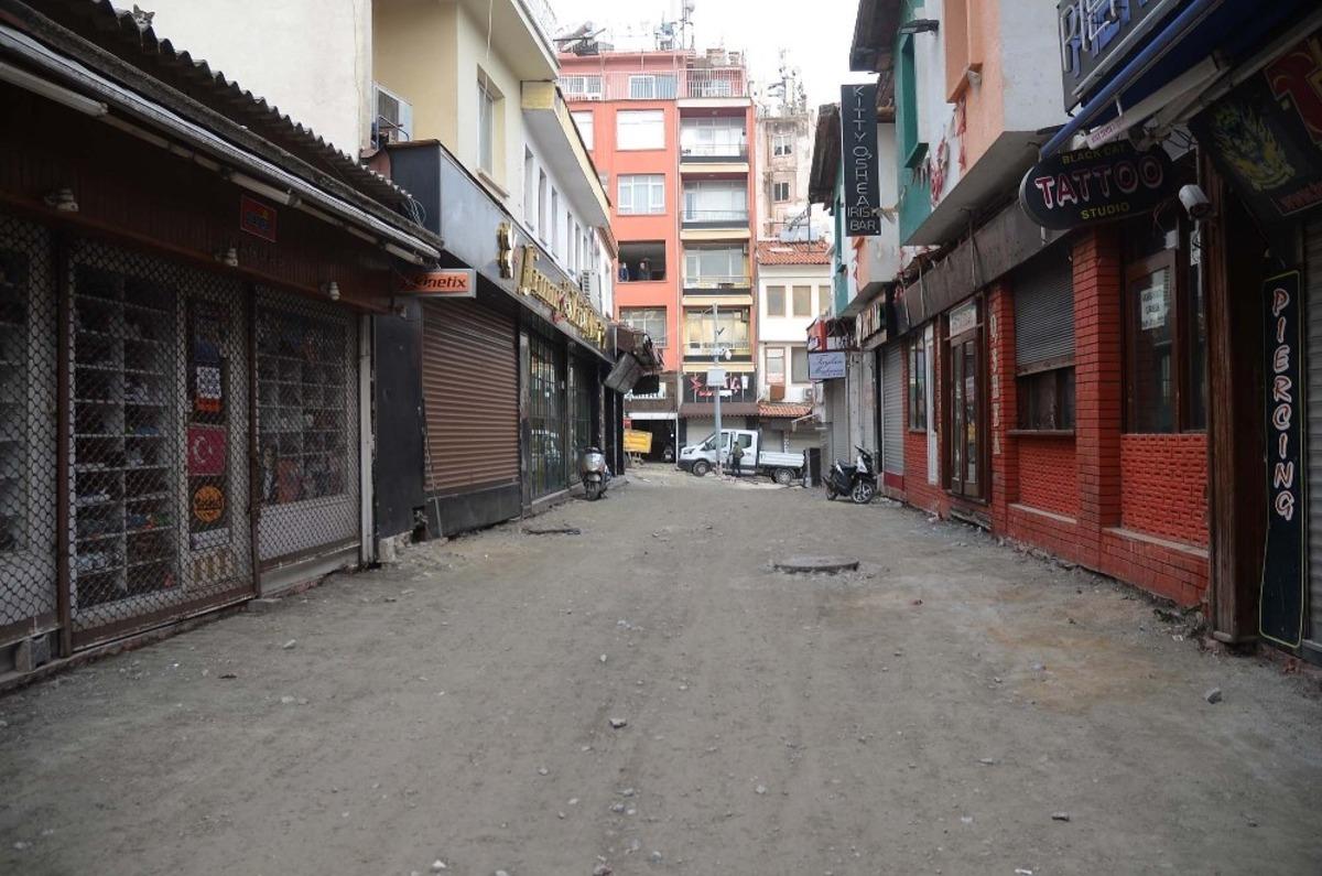 Kuşadası&rsquo;nın &uuml;nl&uuml; Barlar Sokağı yenileniyor