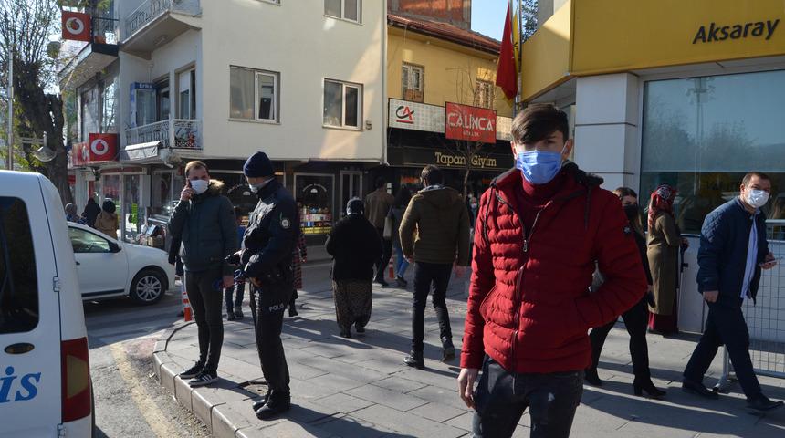 Test sonucu pozitif çıkan genç, sokakta polis çemberine alınıp karantinaya götürüldü