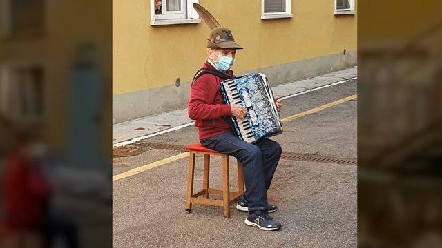 Hastane penceresinin altında serenad yaptığı eşi öldü