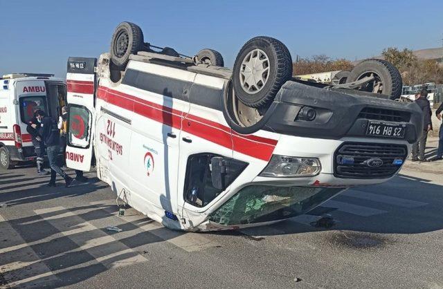 Kazada, ambulansın takla atma anı kameraya yansıdı