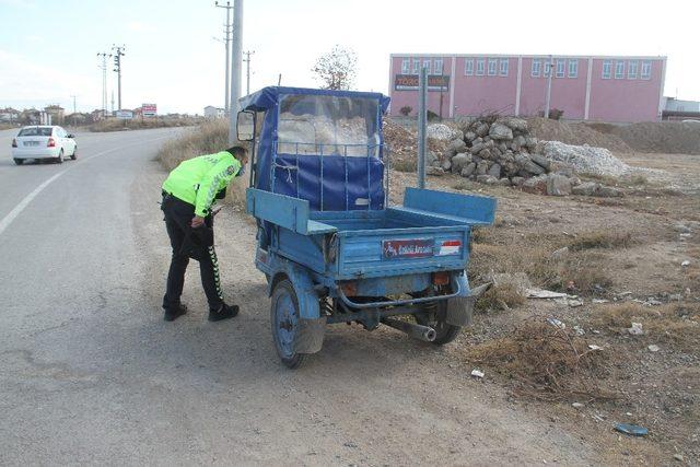 Kamyonetin çarptığı motosikletli yaralandı