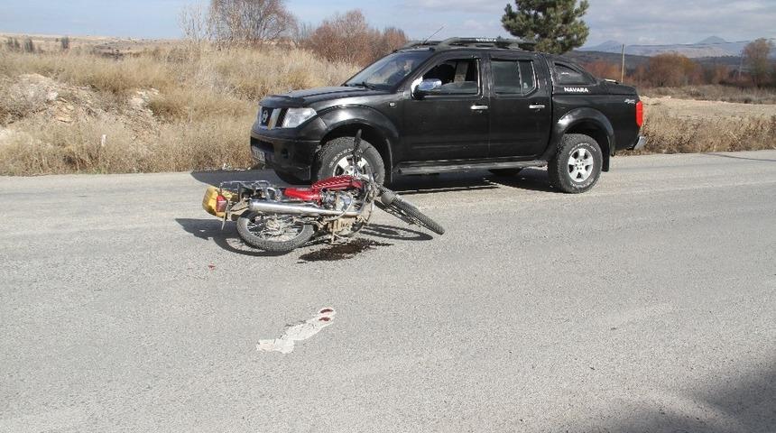 Kamyonetin &ccedil;arptığı motosikletli yaralandı