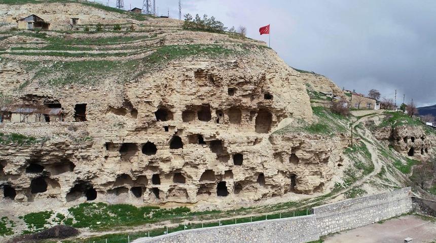 Apartman Mağaralar zamana meydan okuyor