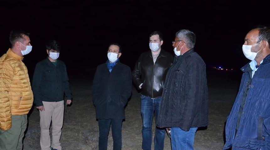 Sazlık alandaki toprak yanması ve duman yerinde incelendi