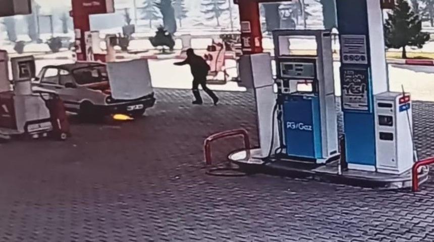 Yakıt aldıktan sonra &ccedil;alıştırdığı otomobili alev aldı
