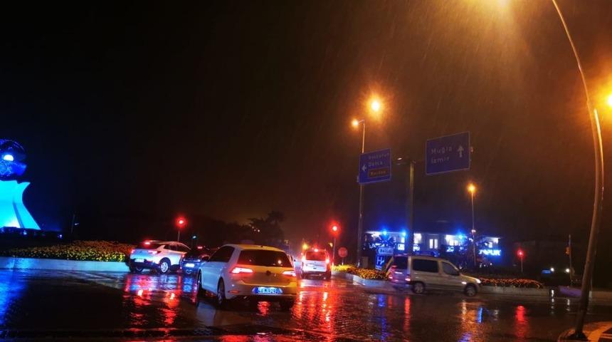 Marmaris&rsquo;te sağanak yağış etkili oldu