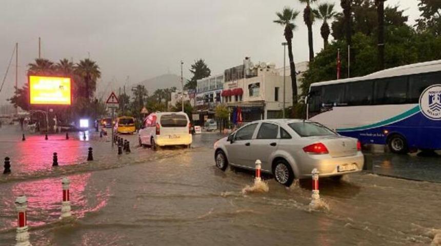 Bodrum g&ouml;le d&ouml;nd&uuml;! Sağanak yağış hayatı fel&ccedil; etti