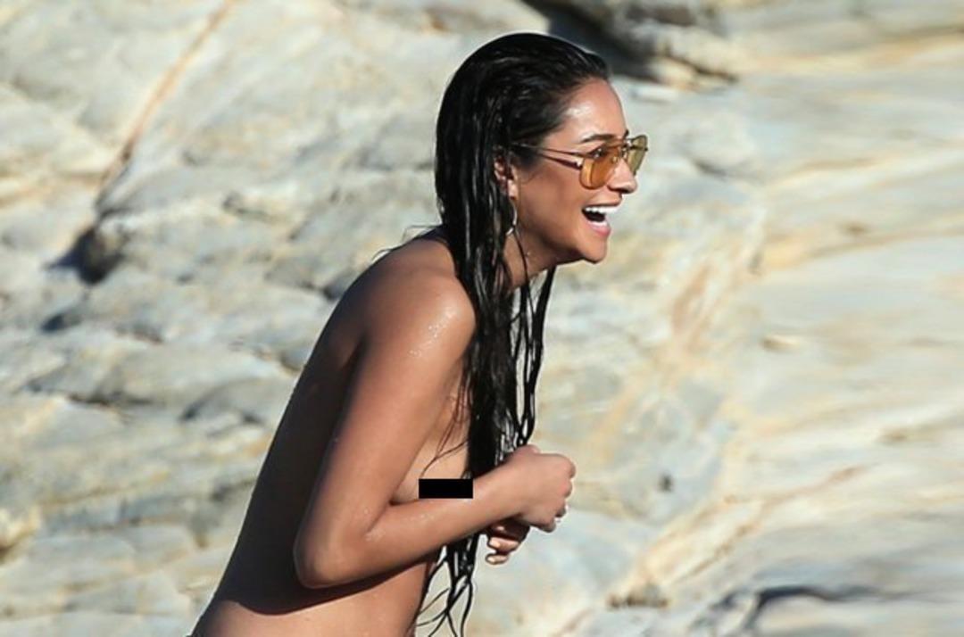 &Uuml;nl&uuml; oyuncu &ccedil;ıplaklar kampında &ccedil;ırıl&ccedil;ıplak soyunup denize girdi 