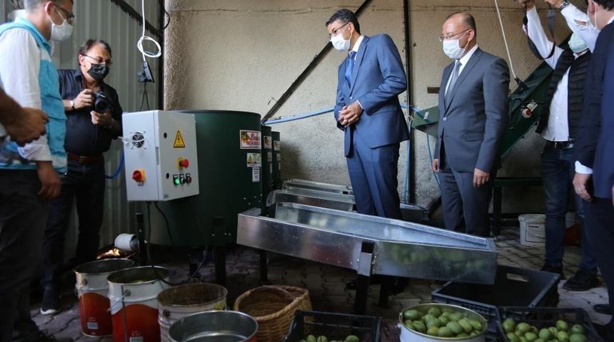 K&uuml;tahya İl &Ouml;zel İdaresi &ccedil;ift&ccedil;inin yanında