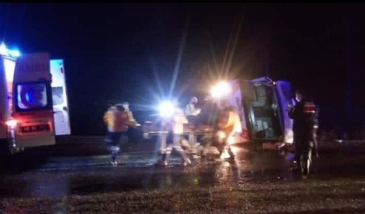 İş&ccedil;ileri taşıyan midib&uuml;s devrildi: 27 yaralı