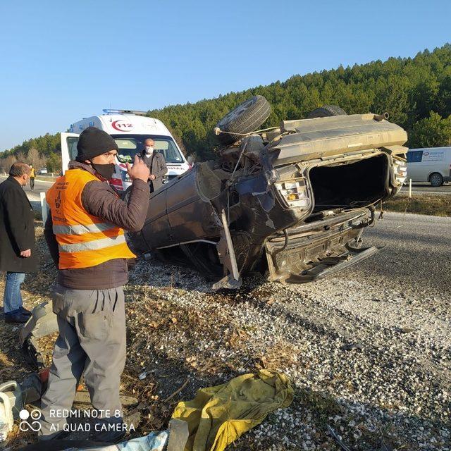 Bölünmüş yolda karşı şeride geçen otomobil takla attı: 3 yaralı