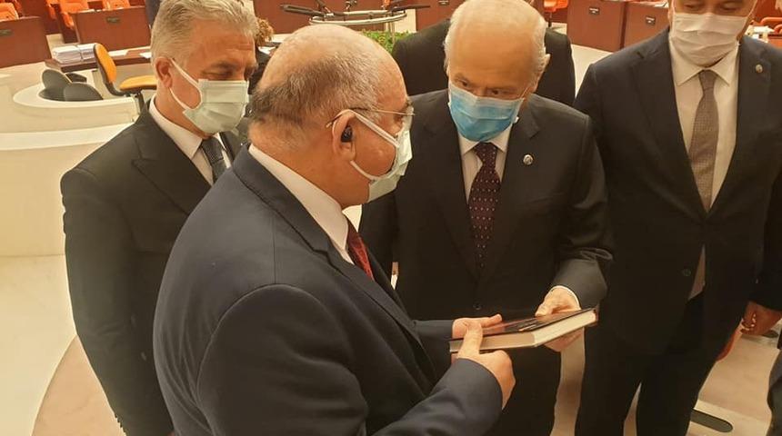 MHP Lideri Bah&ccedil;eli'ye s&uuml;rpriz hediye! 'Hayatta olsa kendi verecekti'