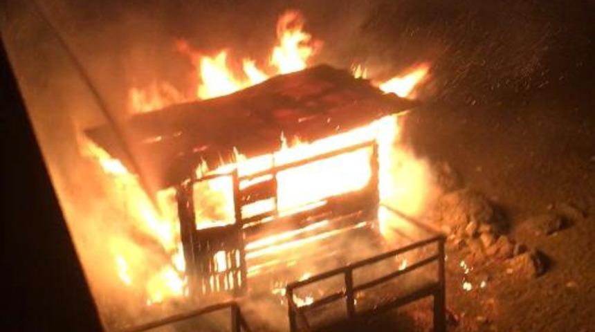 Trabzon'da korkutan yangın! Balık&ccedil;ı barınağı alev topuna d&ouml;nd&uuml;