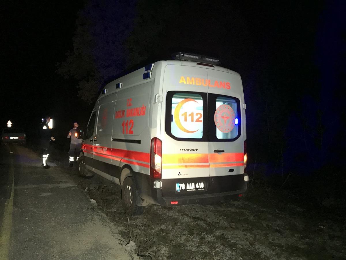 Karab&uuml;k'te otomobil şarampole devrildi: 1 &ouml;l&uuml;, 1 yaralı