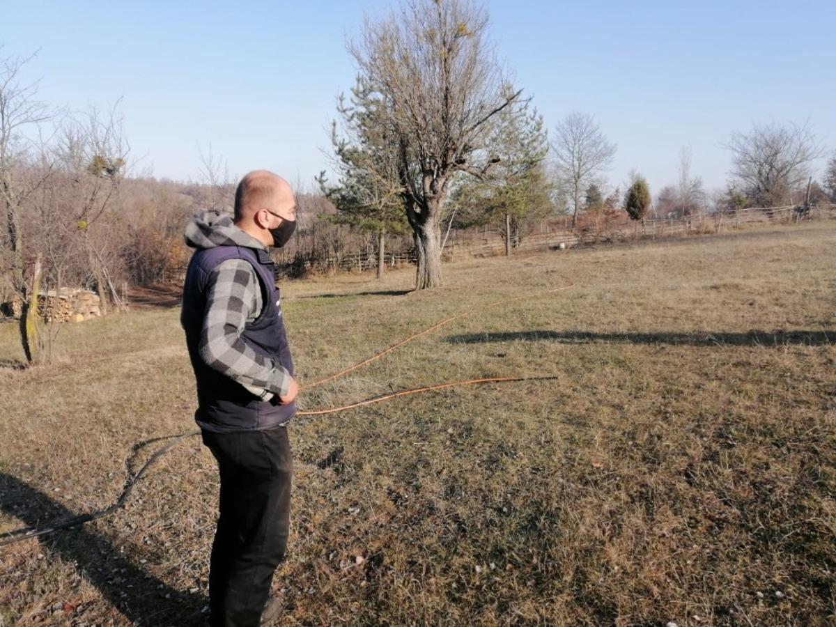 Telekom&uuml;nikasyon firmasının a&ccedil;ıkta bıraktığı kablolar hırsızlara davetiye &ccedil;ıkartıyor