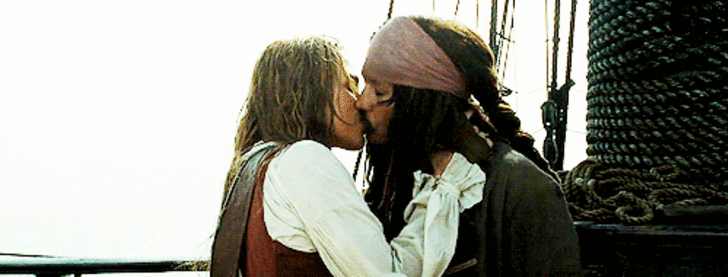 Karayip Korsanları çekimlerinde Johnny Depp, Keira Knightley'i öpmekte...