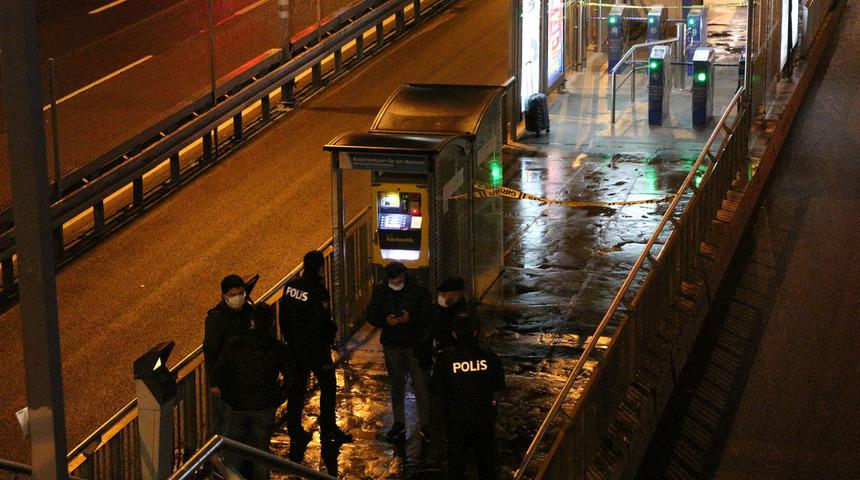 &Ccedil;ağlayan Metrob&uuml;s Durağı'nda ş&uuml;pheli valiz alarmı