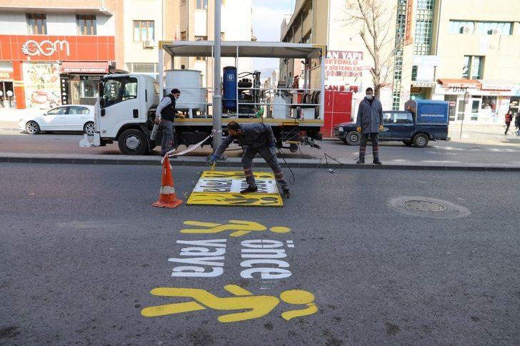 Erzincan’da deforme olan yaya çizgileri boyanarak yenilendi G1
