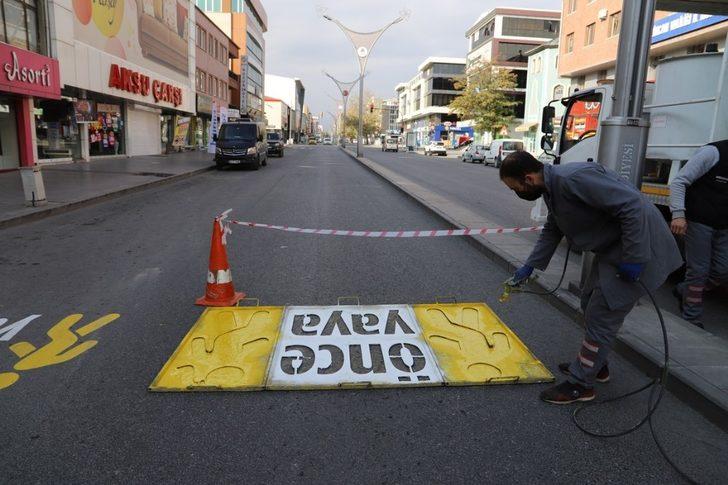 Erzincan’da deforme olan yaya çizgileri boyanarak yenilendi G2