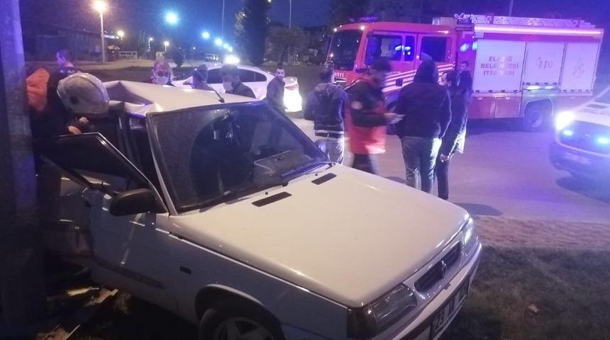 Otomobil aydınlatma direğine &ccedil;arptı: 2 yaralı