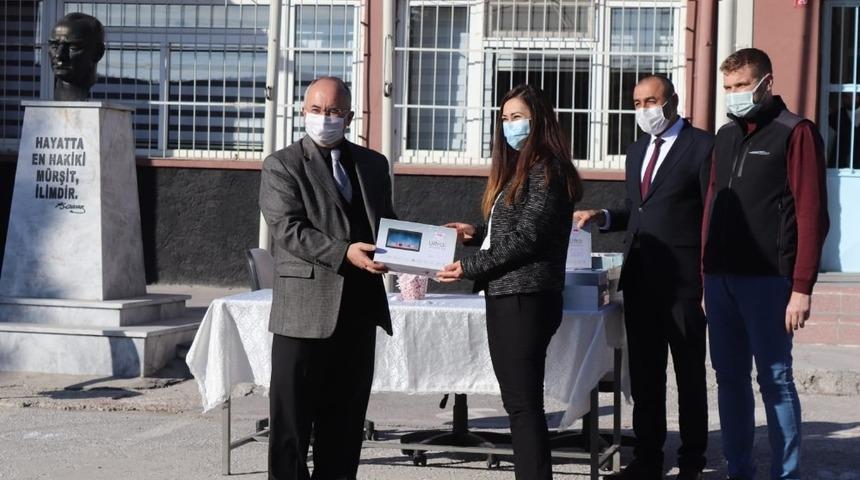 46 öğrenciye burs, 25 öğrenciye tablet