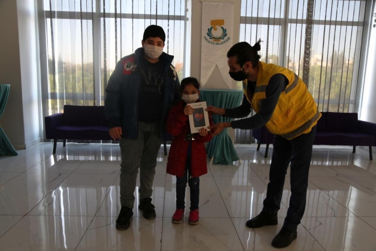 &Ccedil;ekiliş talihlileri tabletlerini teslim aldı