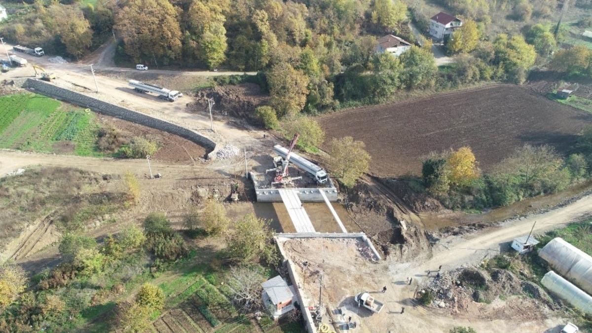 Yenik&ouml;y Mahallesi&rsquo;ndeki k&ouml;pr&uuml;n&uuml;n kiriş montajları yapıldı