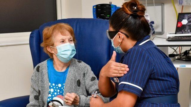 Margaret Keenan geçen yıl 8 Aralık'ta, deneyler haricinde onaylanmış bir Covid-19 aşısı yapılan ilk kişi olmuştu