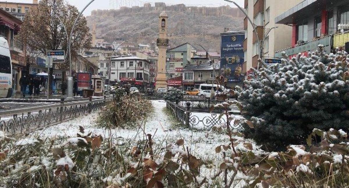 Bayburt merkeze mevsimin ilk karı yağdı