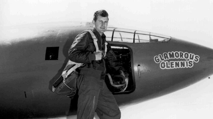 Ses hızını aşan ilk insan Charles Yeager &ouml;ld&uuml;