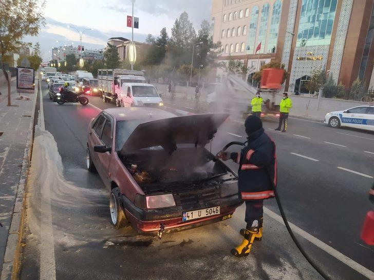 Siirt’te seyir halindeki araç alev aldı G1