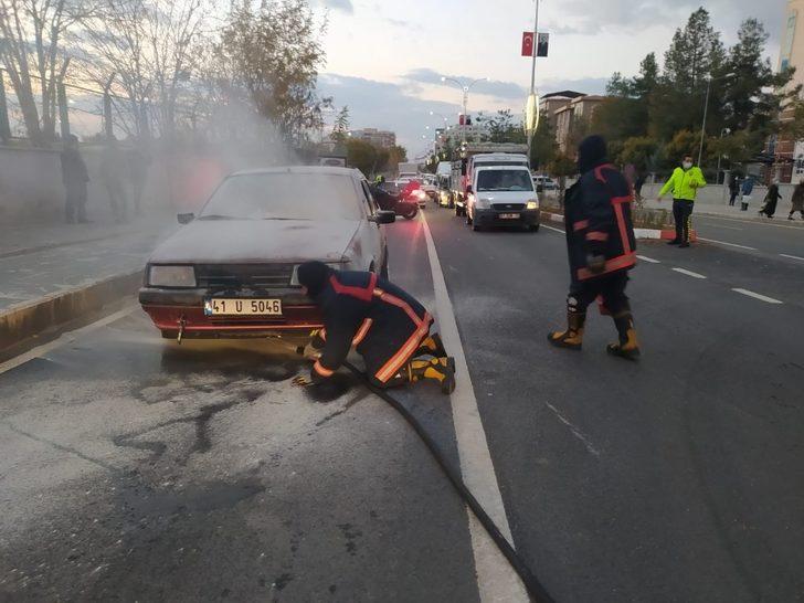 Siirt’te seyir halindeki araç alev aldı G2