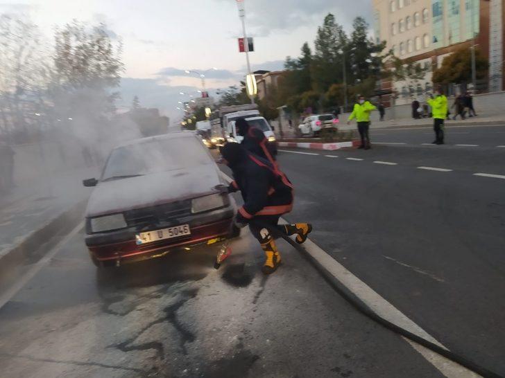 Siirt’te seyir halindeki araç alev aldı G3
