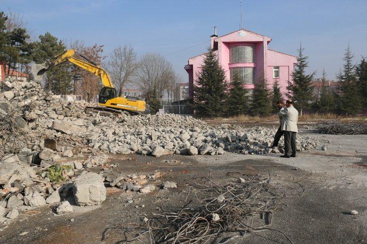 Müdür Başyiğit, yıkımı devam eden okulları inceledi G1