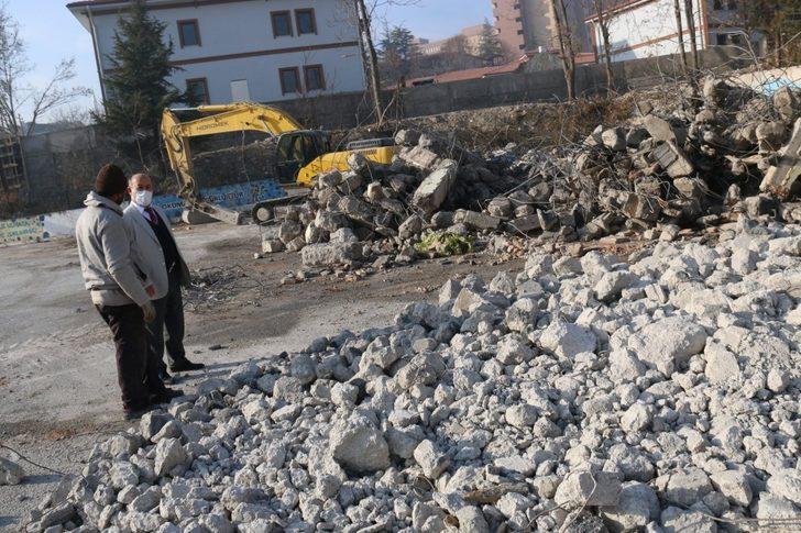 Müdür Başyiğit, yıkımı devam eden okulları inceledi G2