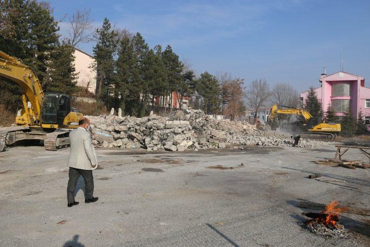 Müdür Başyiğit, yıkımı devam eden okulları inceledi G3