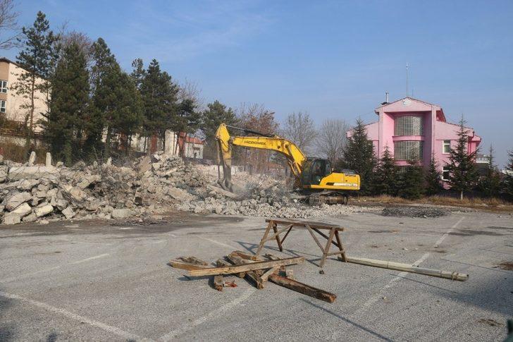 Müdür Başyiğit, yıkımı devam eden okulları inceledi G4