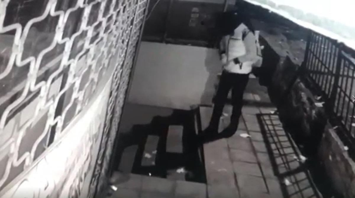 Bah&ccedil;elievler&rsquo;de kundaklama anları kamerada