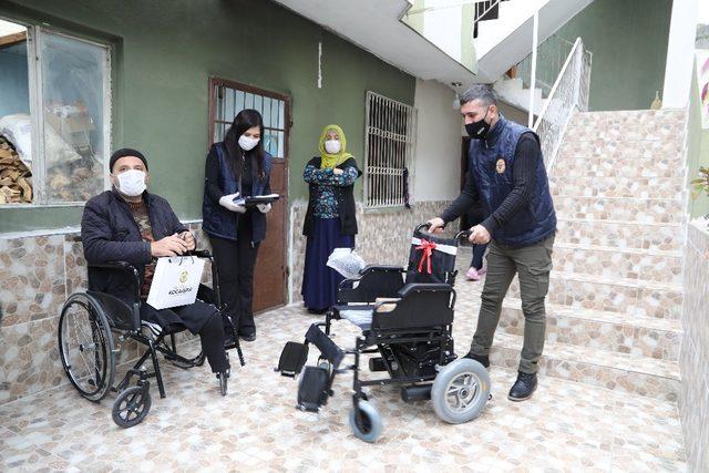 Yüreğir Belediyesinden engellilere akülü sandalye