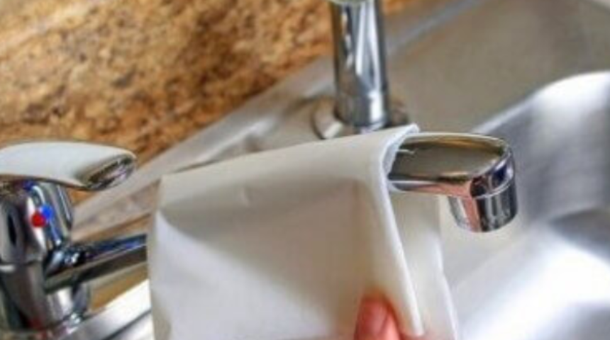 Pişirme kağıdının kullanım alanı şaşırtıyor! Musluğa s&uuml;rd&uuml;ğ&uuml;n&uuml;zde...