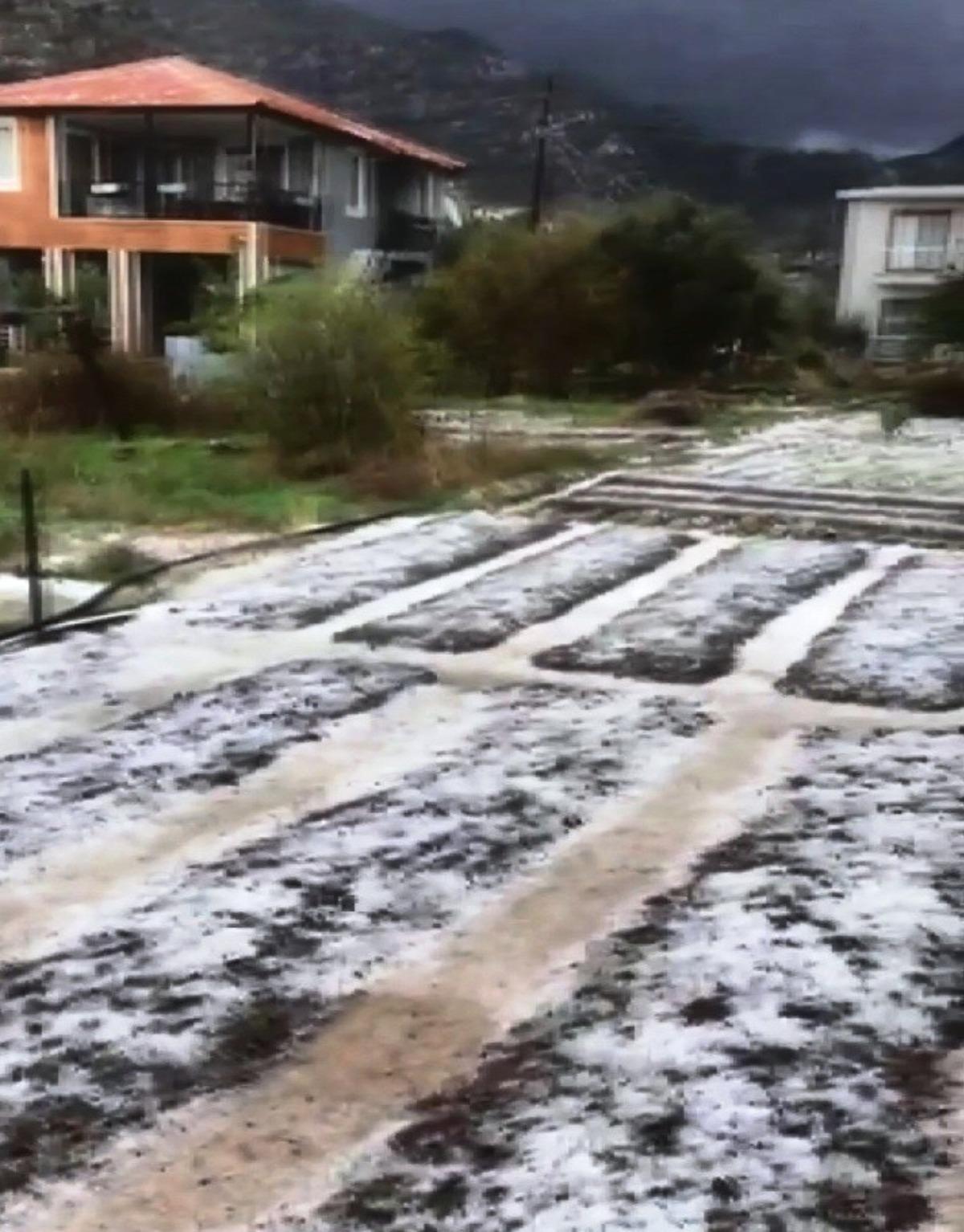 Marmaris&rsquo;i kar değil, dolu beyaza b&uuml;r&uuml;d&uuml;