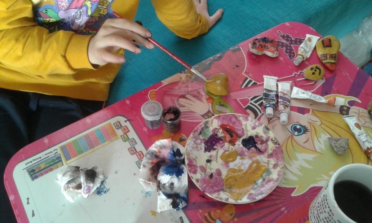 İlkokul &ouml;ğrencileri, &ccedil;akıl taşlarını sanat eserlerine d&ouml;n&uuml;şt&uuml;rd&uuml;