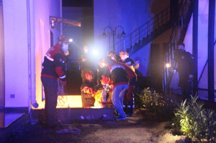 Elektrik kesilince 5 metrelik çukura düştü G1